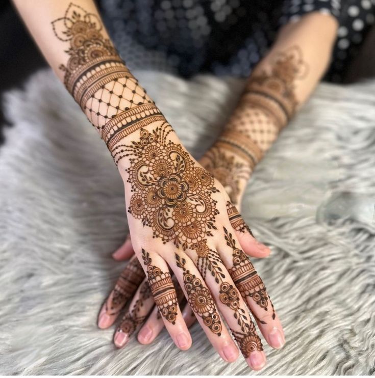 Modern Royal Hand Mahndi Design (28)
