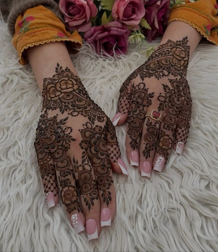 Modern Royal Hand Mahndi Design (37)
