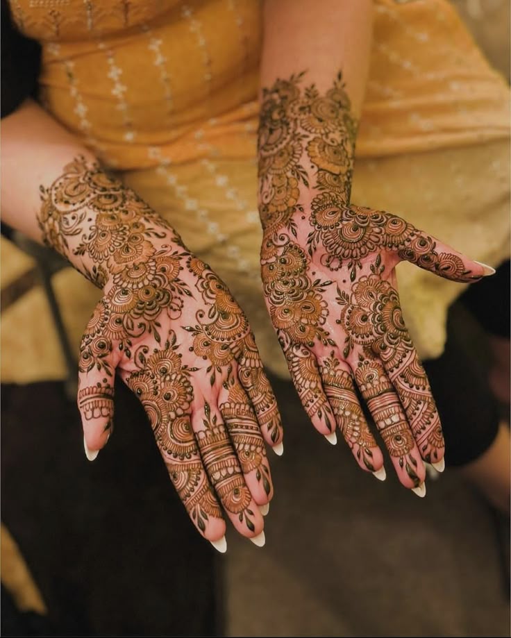 Modern Royal Hand Mahndi Design (7)