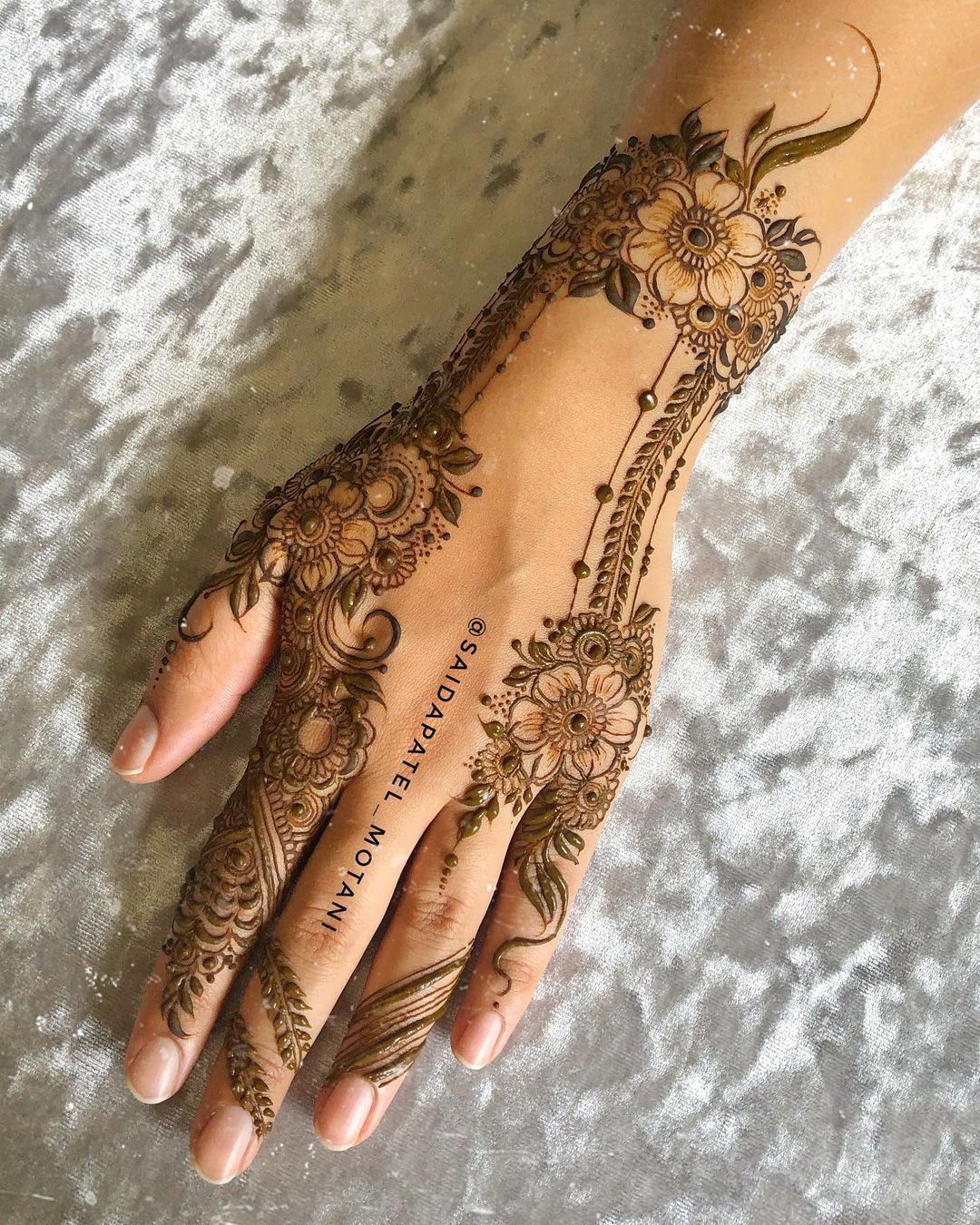 Royal Easy and Beautiful Mehndi Design (14) Royal Easy and Beautiful Mehndi Design (14)
