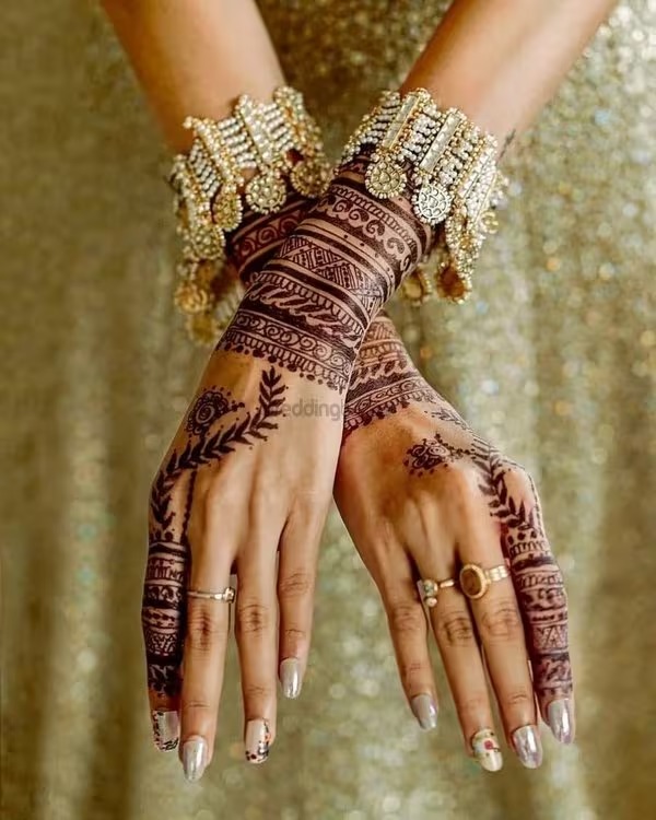 imgi 144 minimalistic back hand mehendi with vines 819x1024