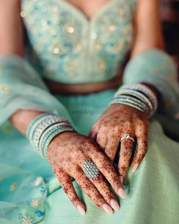 imgi 50 Minimalistic Meshwork back hand mehndi 819x1024