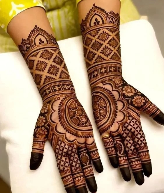 imgi 93 symmetrical mehndi designs 4 e1741597623469