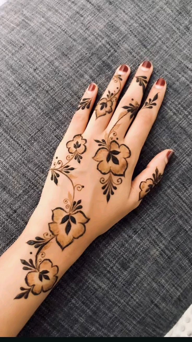 Aesthetic mehndi design upper hand (5)
