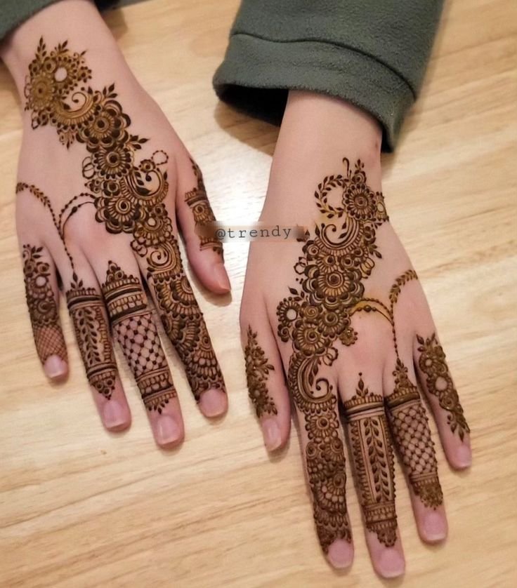 Elegant hand mehndi