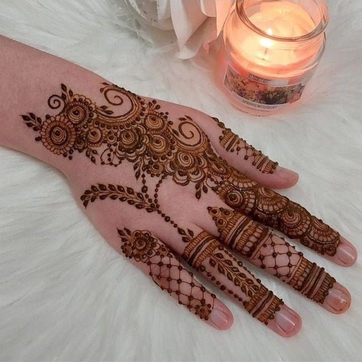Minimalistic mehndi design
