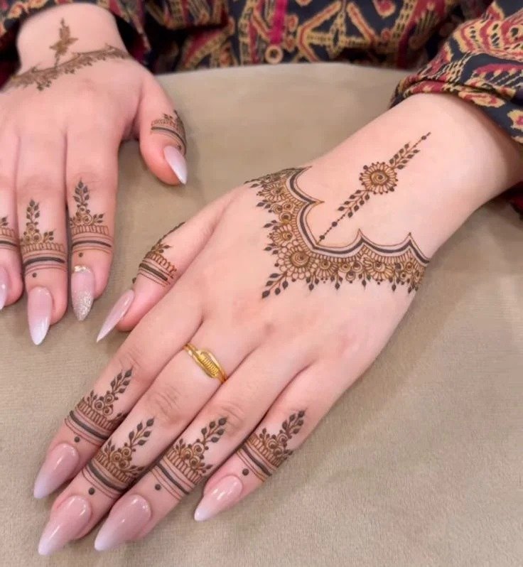 Modern simple mehndi design