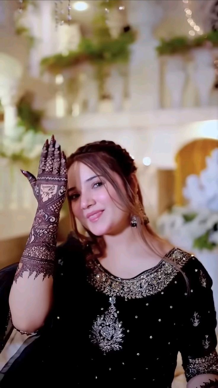 Rabeeca Khan Mehndi Design Back Hand