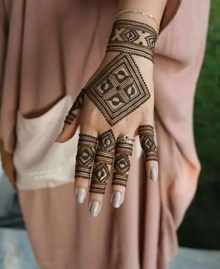half back hand bharwa mehndi design