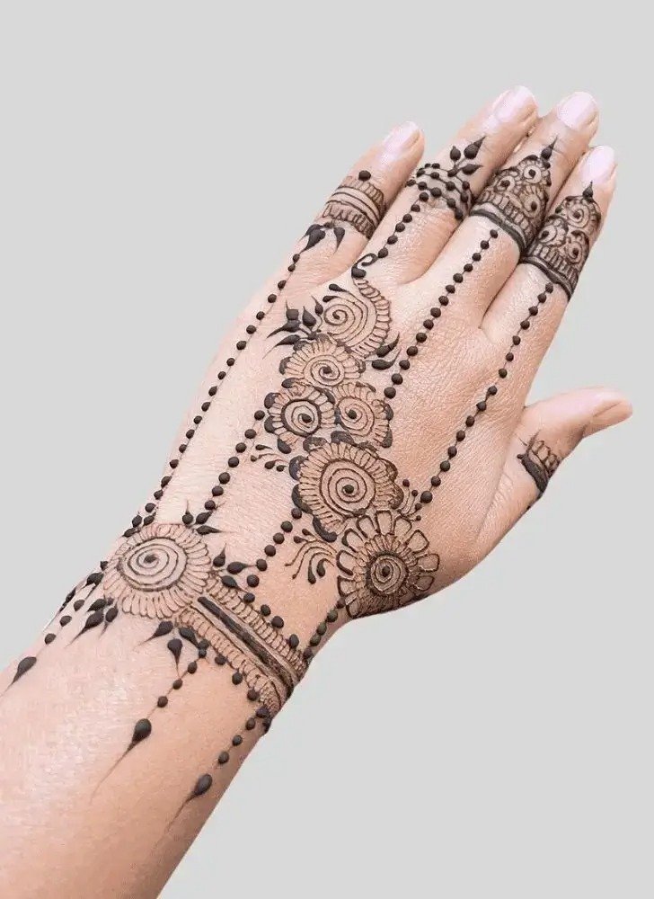 short bharwa mehndi design