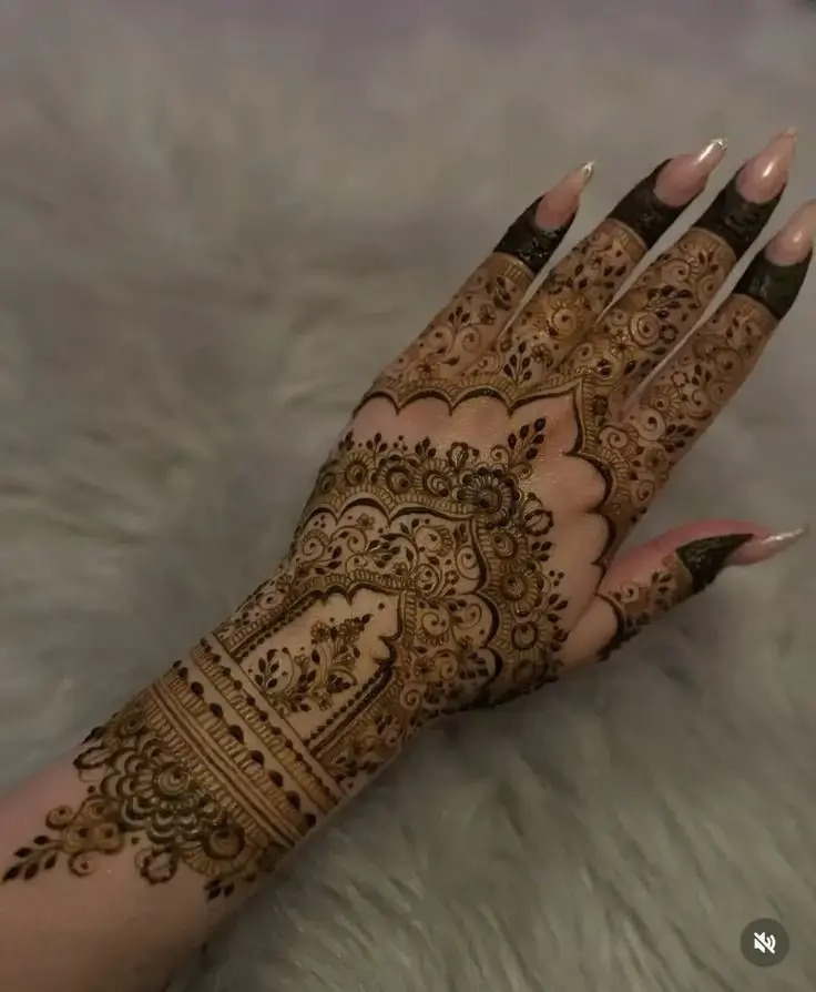 simple bharwa mehndi design back hand