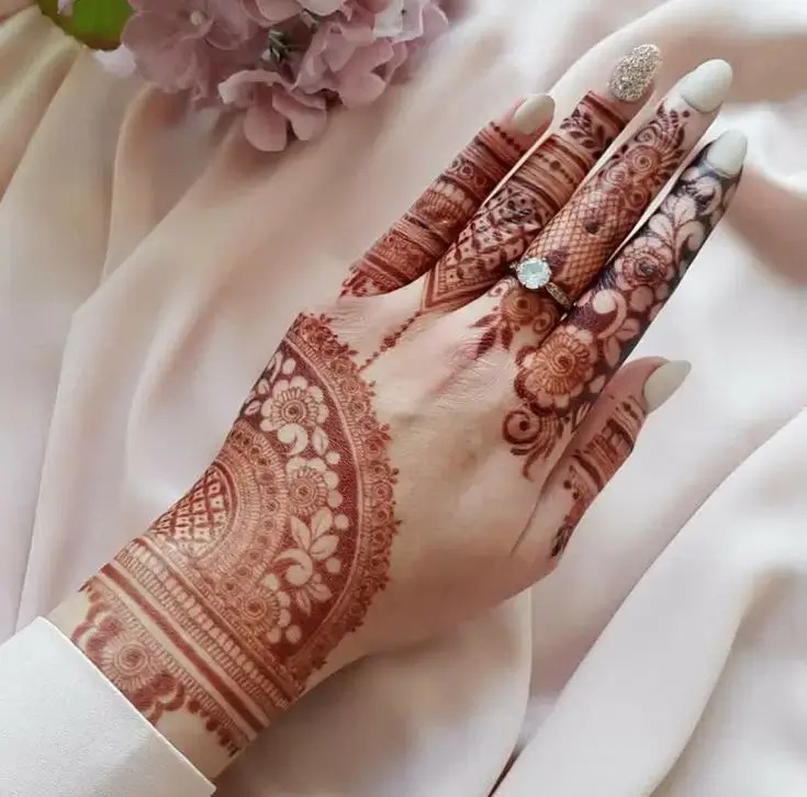 stylish back hand bharwa mehndi design