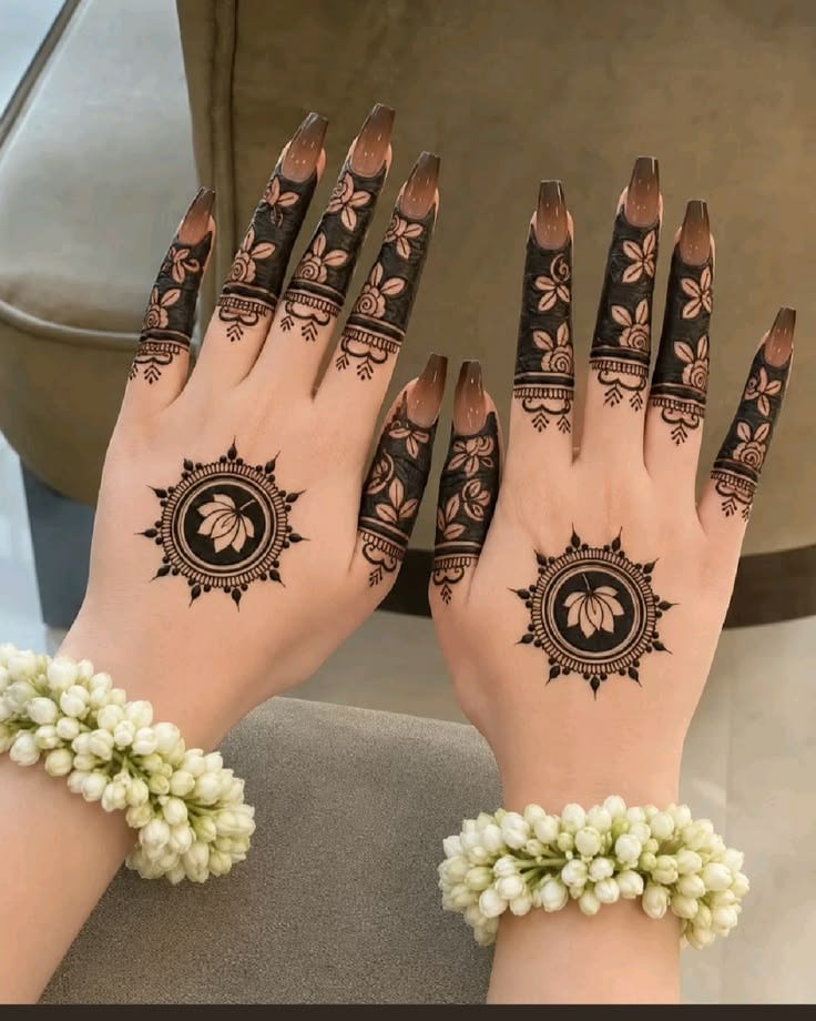 royal finger mehndi design